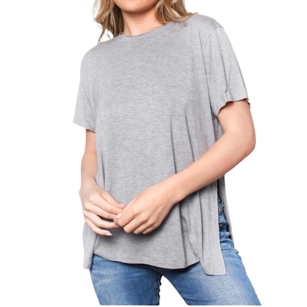 Francesca's Size Medium Grey Casual T-Shirt
